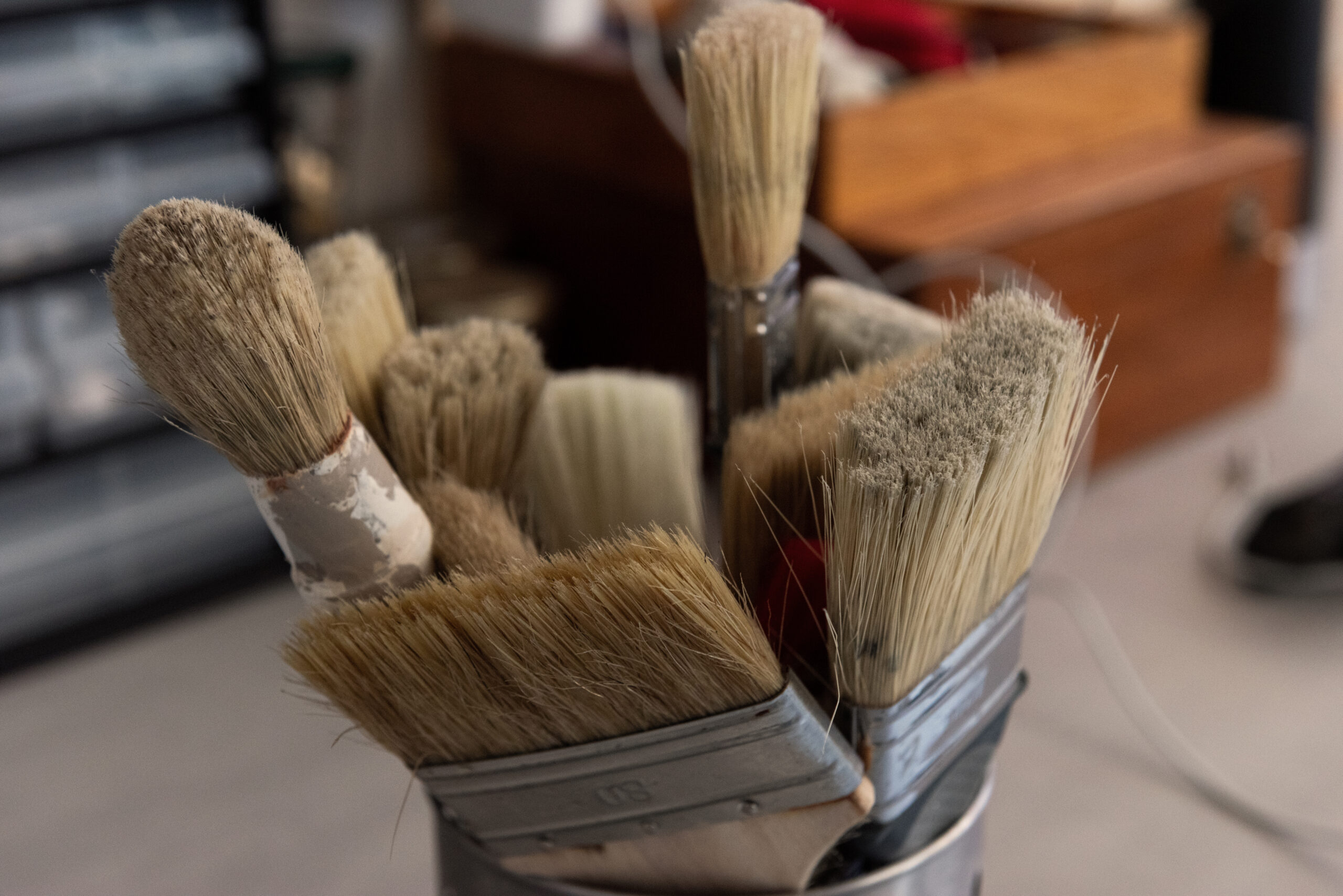 Savoir faire artisanal proche de Tarbes Pinceaux d’atelier utilisés pour le relooking de meubles en bois à Tarbes