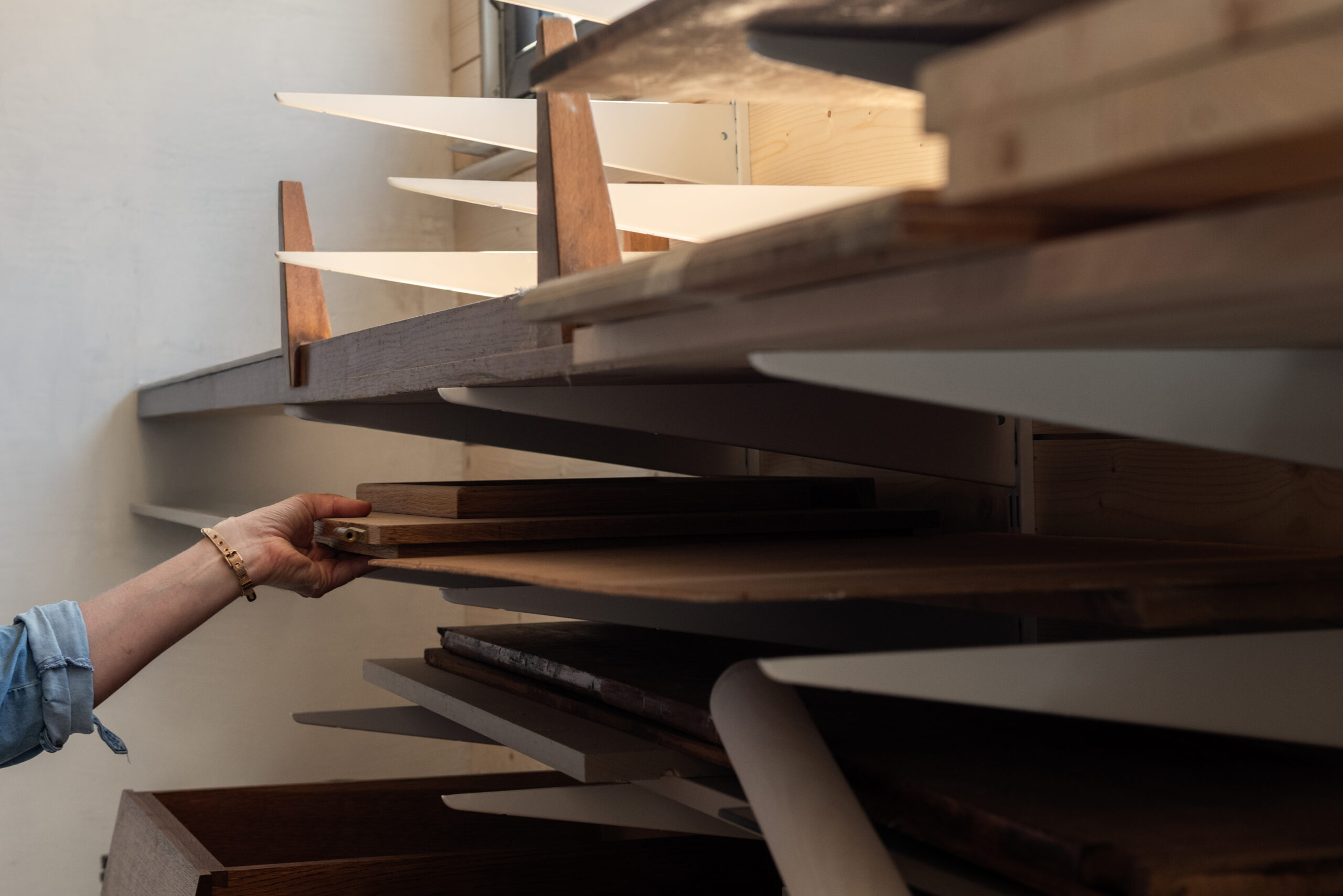 Aérogommage bois et rénovation à Tarbes Aérogommage de bois et rénovation de meubles dans l'atelier à Ibos