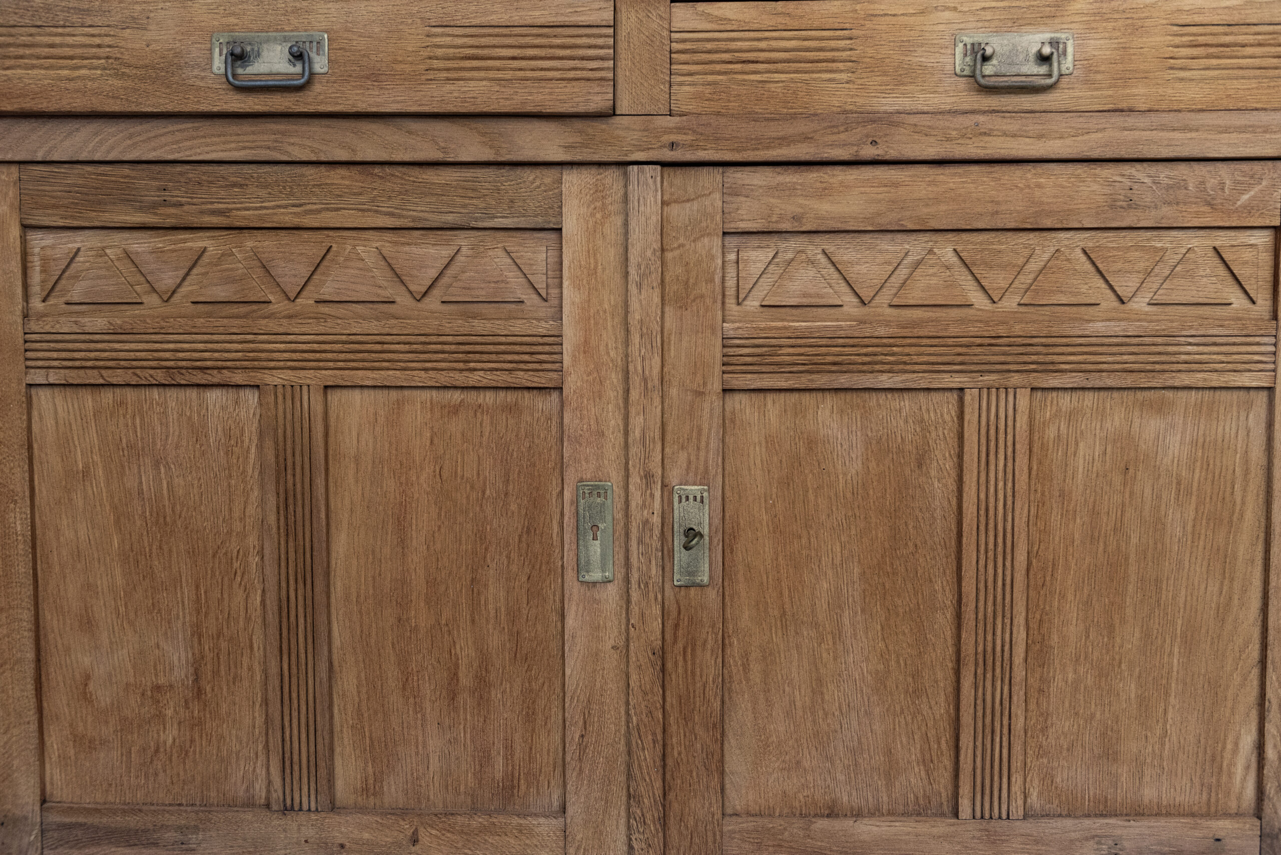 Meuble en bois rénové dans l’atelier de Tarbes Ancien meuble en bois relooké avec soin dans l’atelier artisanal de Leslie à Tarbes